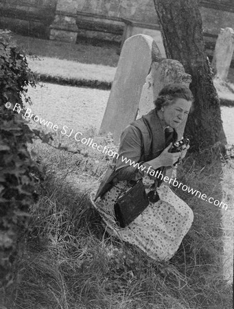 LADY ASHBUNHAM TAKES PHOTO OF MRS HASTINGS & ? AT WYMONDHAM